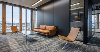 办公楼设计：中心以中央中庭为特色 以雕塑楼梯为象征