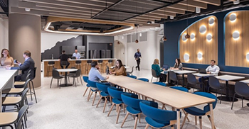 办公室设计装修：高高的天花板和声学云彩将开放式办公室与定义的空间融为一体