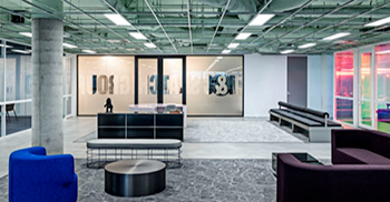 办公室装修设计：空间几乎没有边界 鼓励空间中的连接和偶然时刻