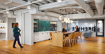 办公室装修：创造了柔软的休息、撤退和创意场所 纹理和颜色浅色明亮