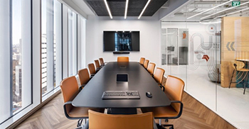 办公室装修：使用的材料营造出一种既实用又美观的低调奢华感