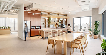 办公室装修设计：用纯白色的天花板平衡了各种纹理、颜色和材料