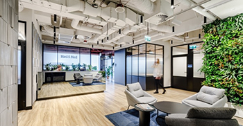 办公空间设计：用温暖的木材为整个空间增添了趣味