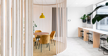 办公空间设计：添加植物和水族馆创造了一种自然的感觉