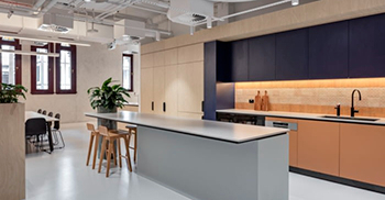 公司办公室装修：深海军色调为细木工奠定了基础