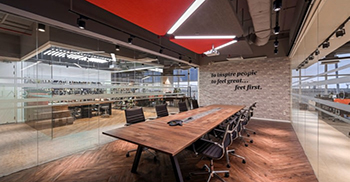 办公室室内设计：完美融合了原材料、木制天花板和流畅的线条