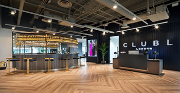 办公室装修设计：特点是优质饰面，木质和金色装饰带来温暖