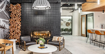 办公室装修设计：进一步丰富了温暖的室内纹理和图案