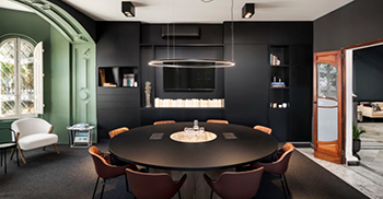 公司办公楼装修：用深蓝色和翠绿的颜色清洗墙壁 大胆地宣布建筑物上升到当代