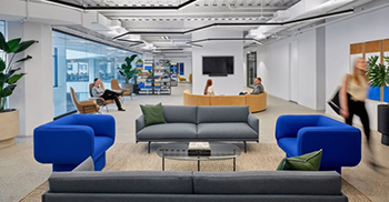 办公室设计：照明模仿楼板的不规则形状创造出巧妙的艺术特色