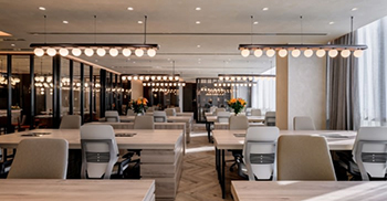 办公室装修设计：乳白色的墙壁和天花板装饰有特殊的油漆饰面