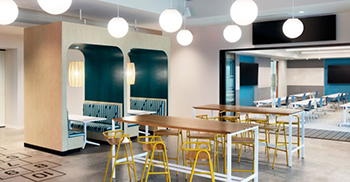 办公室设计装修：大型照明地球仪为空间增添了俏皮而异想天开的元素