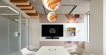 办公室装修设计：纹理、家具和装饰都注入了日本工艺 注重灯光、声学和材料等细节