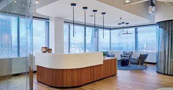 办公室装修设计：以纹理元素和精致但平易近人的美感为特色