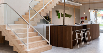 办公室室内设计：木材在室内起着主导作用 营造温暖和平静的氛围