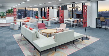 办公室装修设计：基于活动的工作方法的结合营造了一种充满活力和俏皮的氛围