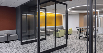 办公室空间设计：避免了苛刻的角度 体现循环、舒适和人性化的主题