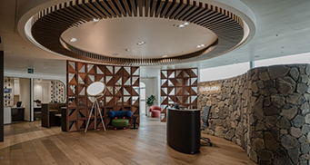 办公室设计：采用柔和的灯光和平静的元素保持温馨的氛围