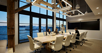 办公楼装修设计：暴露以前隐藏的木材 并融入大地色调、有机材料和流行色彩