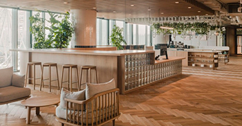 办公室装修设计：柔和自然的调色板营造出平静而有利于集中注意力的氛围