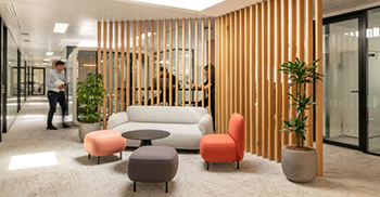 高端办公室设计装修：品牌文化通过饰面、色调贯穿融入整个空间