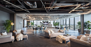 办公室设计：会议室、呼叫舱和茶点设施的设计旨在促进包容性