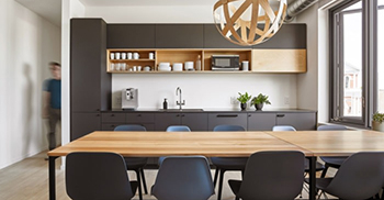 办公室设计装修：接待处的白色可丽耐瀑布面板以刻有“你好”的字样迎接游客