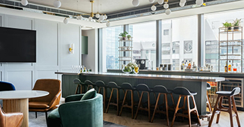 办公室设计装修：墙壁采用鼠尾草绿色超光泽漆和现代造型完成