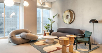 办公室设计装修：以中性色调定制设计的工作站为特色