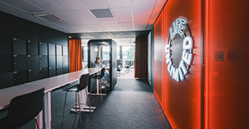 办公室空间设计：融合了大胆的色彩、霓虹灯和金属表面