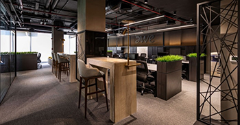 办公室装修设计：突出使用黑色和黄色营造一种散发积极、热情和欢乐感的氛围