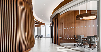 高端办公室装修案例：迷人的鳍墙、充足的自然光 无不营造诱人而充满活力的氛围