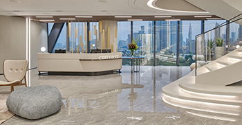 办公楼装修设计：在开放式区域内创建了被小型隔音屏障包围的“可防御”空间