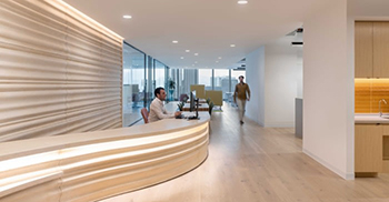 办公室装修设计案例：散发出一种罕见的轻盈、广阔和融合感