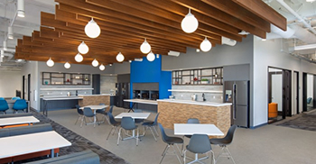 公司办公室设计：进入实验室的窗户提供了与客户参观走廊的视觉连接