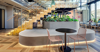 办公楼装修：楼梯元素是空间的核心部分 看起来坚固而有存在感