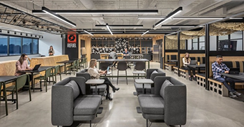 公司办公室设计装修：巨大的人造花岗岩巨石作为接待中心 突出了木材和钢制前台