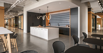 办公室室内设计案例：利用木材、羊毛和毛毡来传达质感并增强空间的声学效果