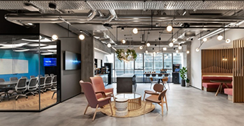 办公室黄钻效果就设计案例：线性照明装置在黑色线性天花板的背景下产生流动的运动