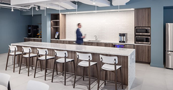 办公室室内设计案例：融入宁静与和谐的元素 大胆与冷静之间进行有意平衡