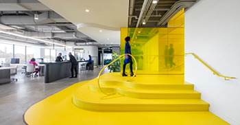 办公楼设计装修：咖啡厅和大胆而有趣的工作休息室充满磁性