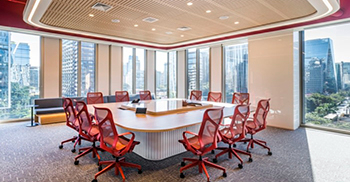 办公室装修：颜色与铜达成对话 蓝色的墙壁和绵延的地毯加强了与海洋的联系