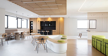 办公楼设计装修：通过清醒的美学选择和流畅曲线来强调真正的纯净和优雅