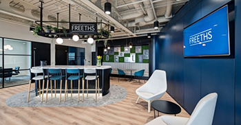 办公室装修效果：标识在翻新后的办公空间中得到了体现