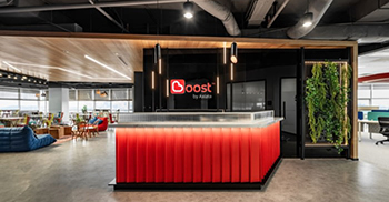 办公室室内设计案例：充满活力的橙色和清新的绿色象征着活力和成长