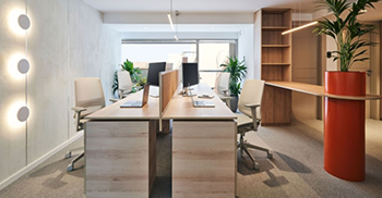 办公室装修设计：使用线性波状灯具来巧妙地强调地板结构的层次感