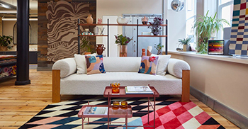 办公室装修案例：玻璃墙增加了光线 营造了开放式的公共感觉