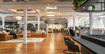 办公室设计装修：隔音电话亭和技术集成工作舱为临时会议提供了空间