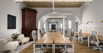 办公室设计：白色的墙壁、浅色的木色调和玻璃隔断营造出干净的石板效果