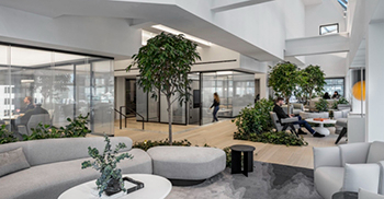 办公室设计装修：围绕工作环境周边的连续走道鼓励了一种“边走边说”的动态